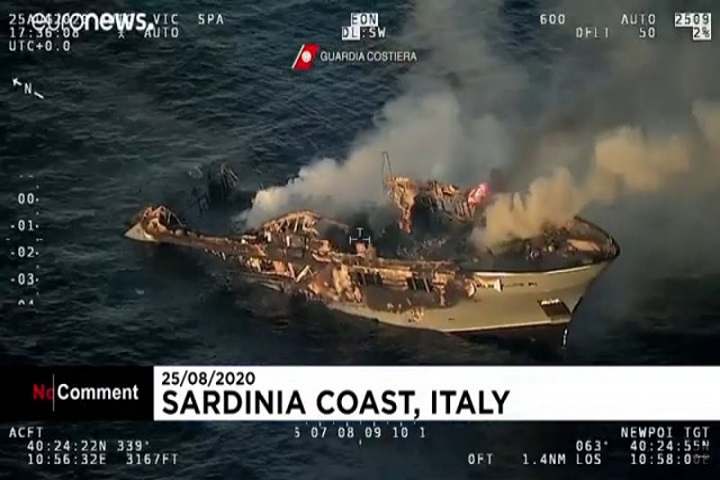 Яхта с туристами из Казахстана загорелась и утонула возле острова Сардиния