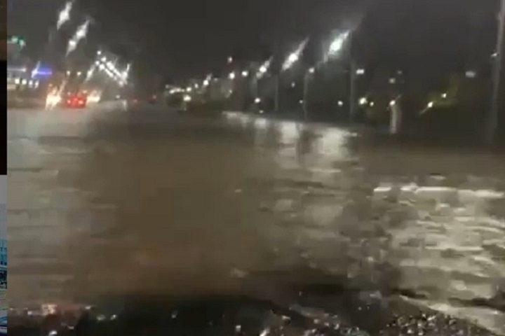 Дождь в Актау — жители засняли на видео затопленные улицы