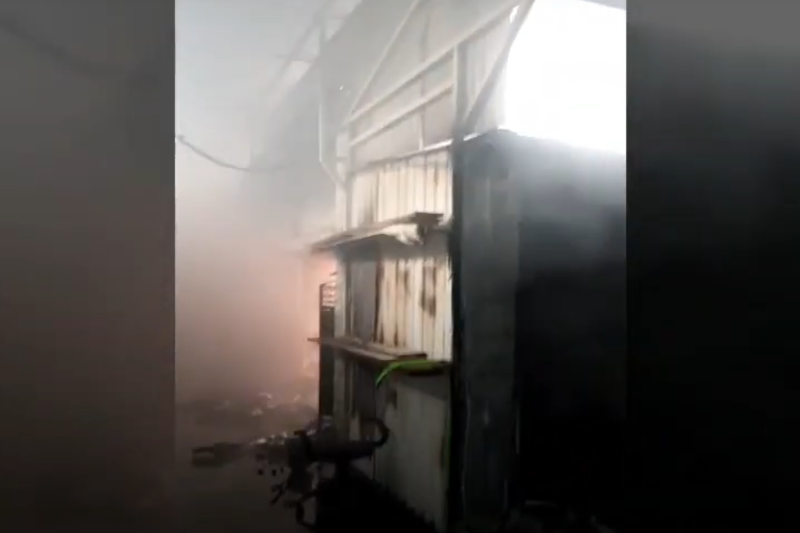 В Актау ликвидировали пожар на рынке «Масат»