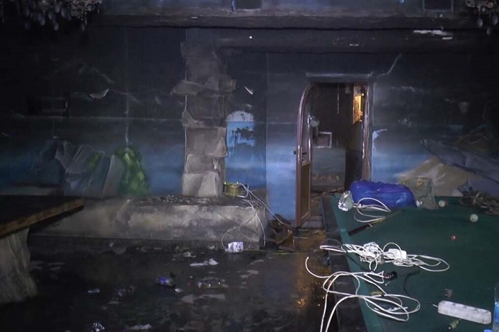В Алматы полицейский вынес из горящей гостиницы спящего человека