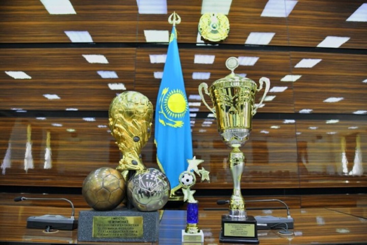 Аким Шымкента наградил чемпионов