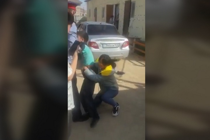 Хотят жить с отцом. Несовершеннолетние дети отказались жить с мамой в Мангистау