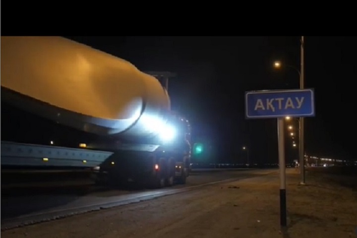 В Актау на видео запечатлели транспортировку «Каспийского монстра»