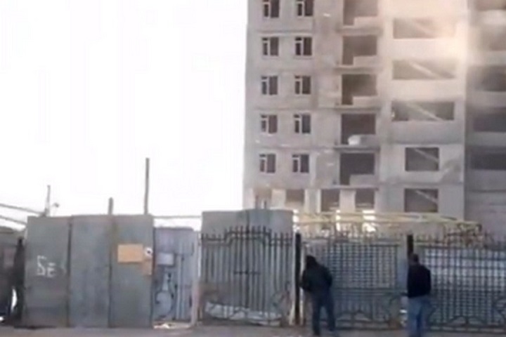 В Актау рухнул строительный кран