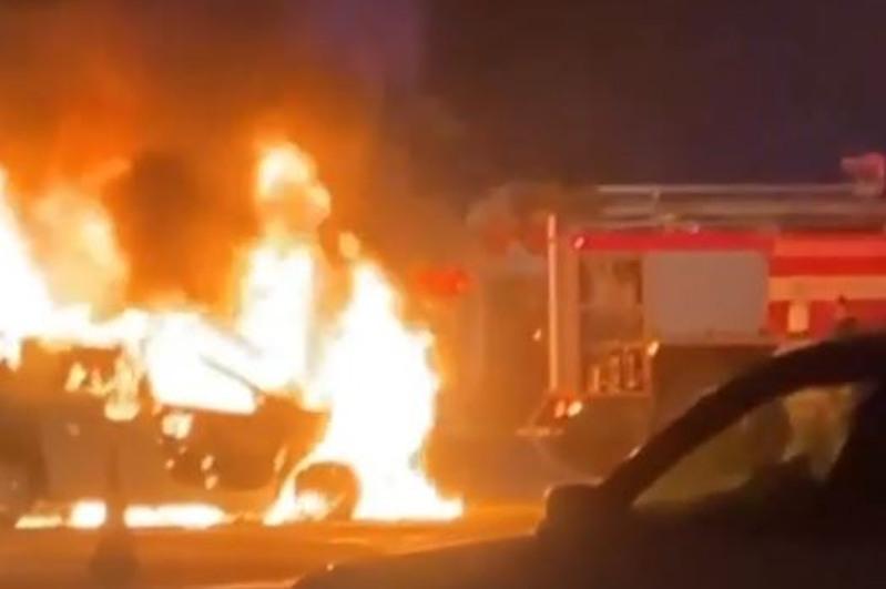 В Алматы на дороге сгорел легковой автомобиль
