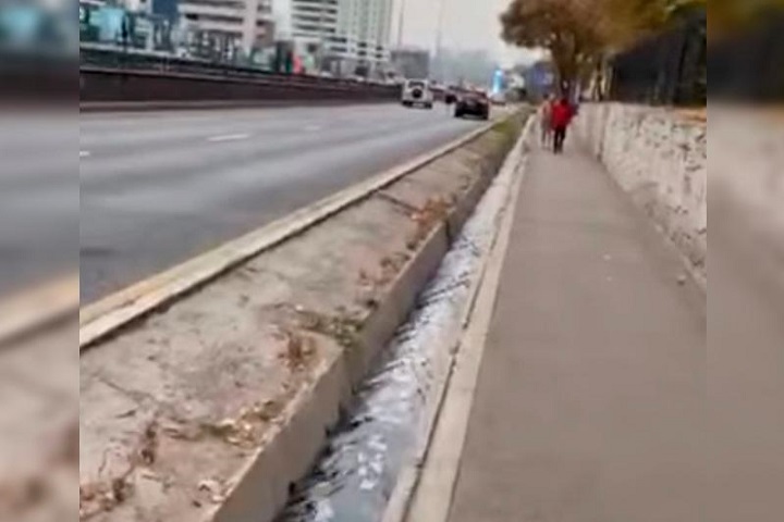 Неприятный запах из арыка в центре Алматы: названа причина