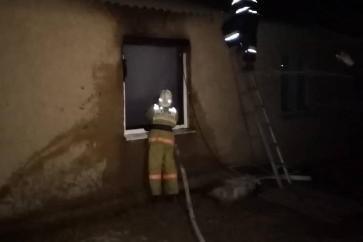 При пожаре в ЗКО 16-летняя девочка спасла троих детей. Их мать скончалась