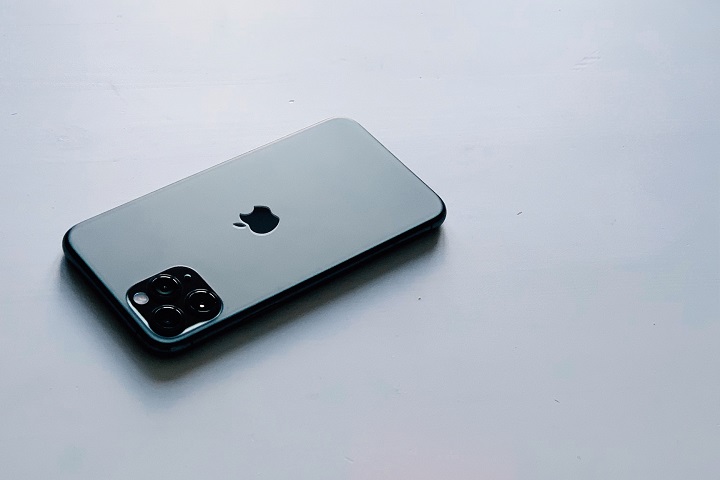 В аэропорту Атырау грузчиков поймали на краже четырех iPhone