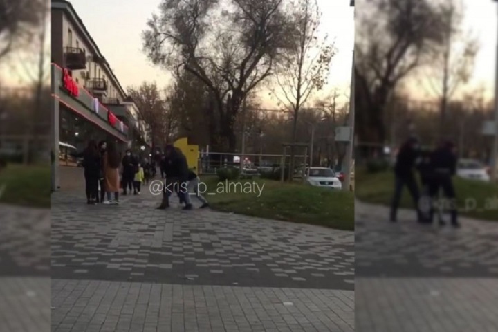 В Алматы на Арбате мужчина ударил полицейского