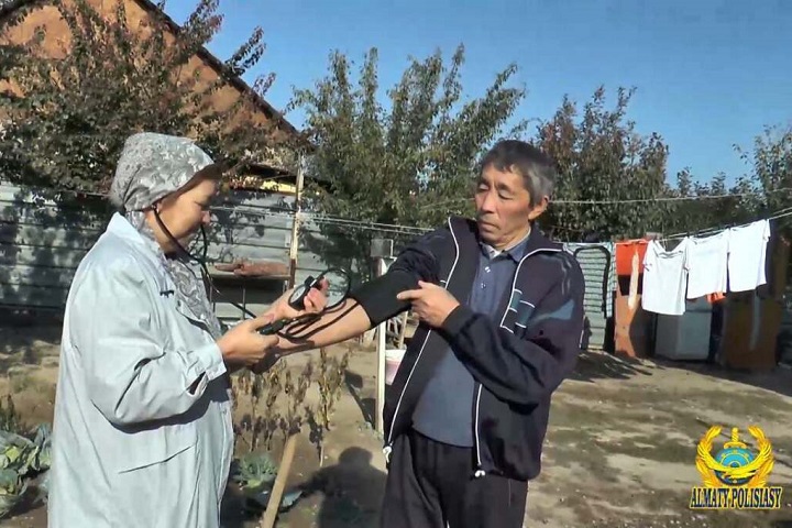 В Алматы полицейский спас жизнь ветерану-афганцу