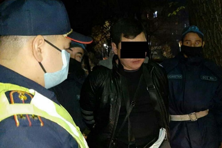 Мужчину с пистолем задержали в центре Алматы
