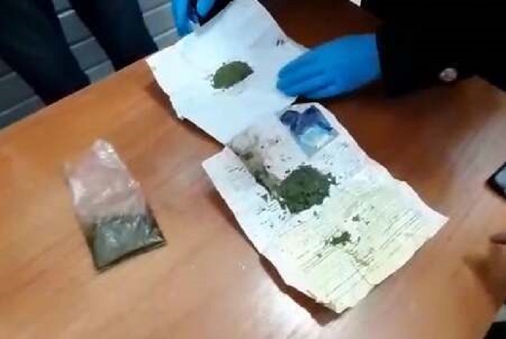 Иностранца, пытавшегося провезти наркотики в Узбекистан, задержала полиция