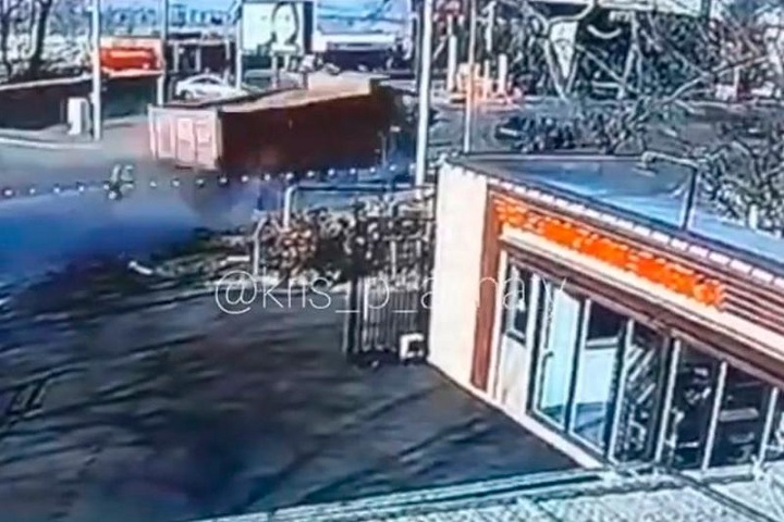 «Водитель успел выпрыгнуть». В Алматы грузовик снес остановку, чуть не убил охранника и разнес забор