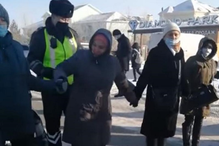 Жители поселка Косшы перекрыли дорогу: вопрос с электроснабжением решен