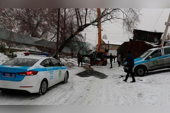 В Алматы опрокинулся минипогрузчик. Водителя придавило насмерть