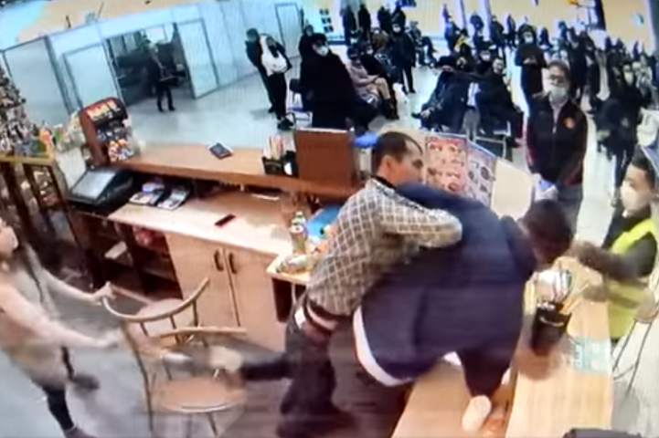 Бармен против пассажира: в аэропорту Алматы подрались двое мужчин