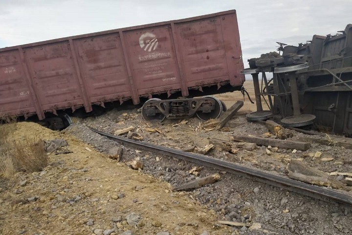 В Карагандинской области вагоны с углем сошли с рельсов