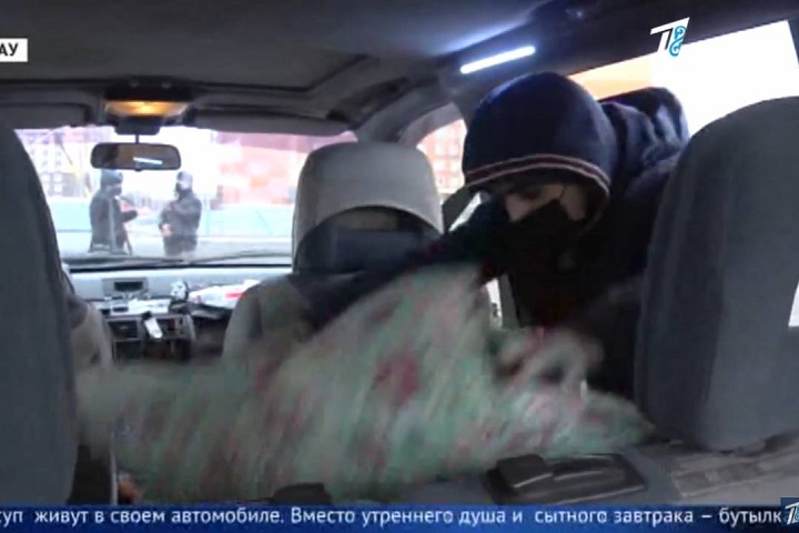 «Иногда приходилось жить в лесу». В Кокшетау отец и сын четыре месяца живут в автомобиле