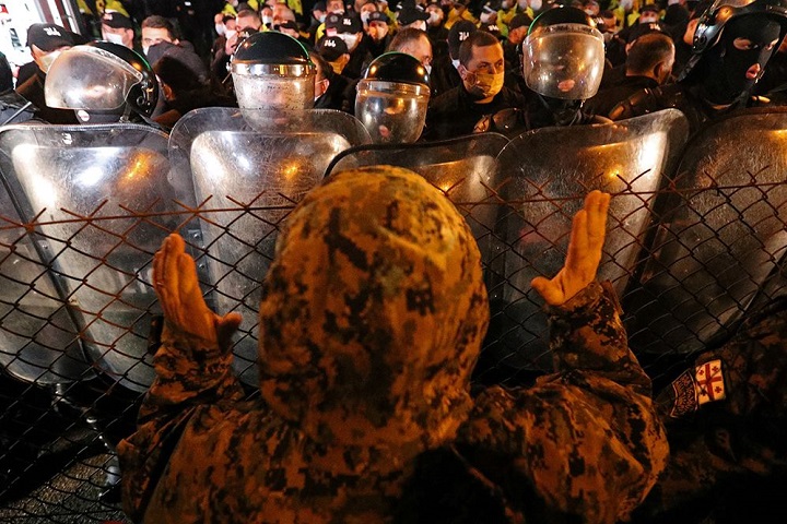 Водометы, фаеры и столкновения. Как выглядит Грузия во время протестов