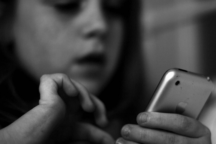 В Нур-Султане 7-летняя девочка позвонила в полицию, чтобы спасти маму от избиения