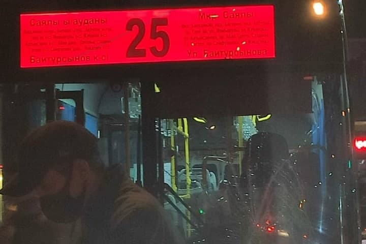 Пятилетнюю девочку и ее маму сбил автобус в Алматы
