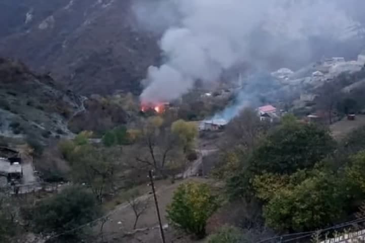 Армяне, покидающие Карабах, сжигают свои дома