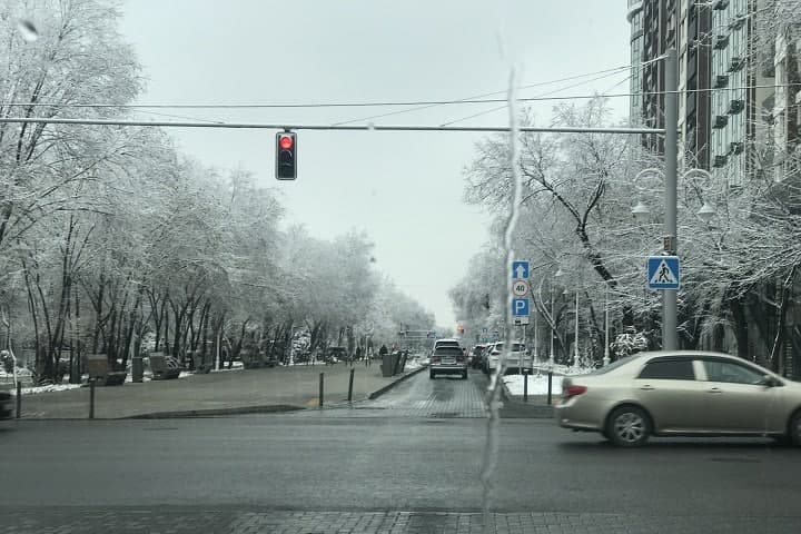В Алматы выпало пять сантиметров снега