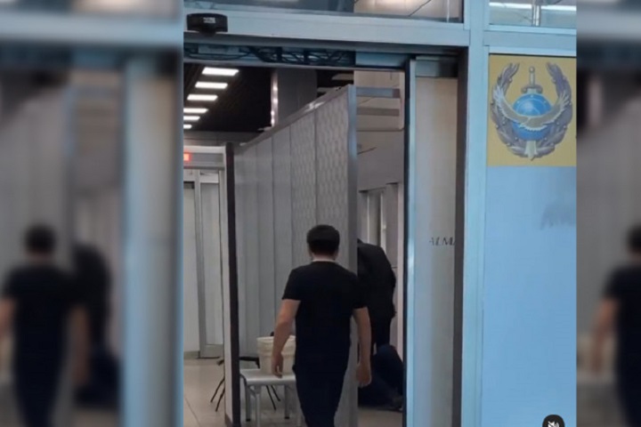 «Уже уволили». В аэропорту Алматы полицейский избил буйного пассажира