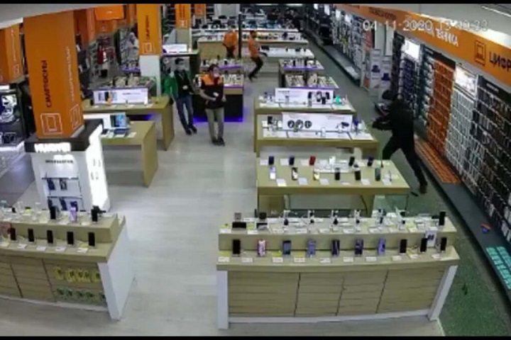 «Начал разбивать телефоны». В Павлодаре мужчина чуть не разгромил магазин