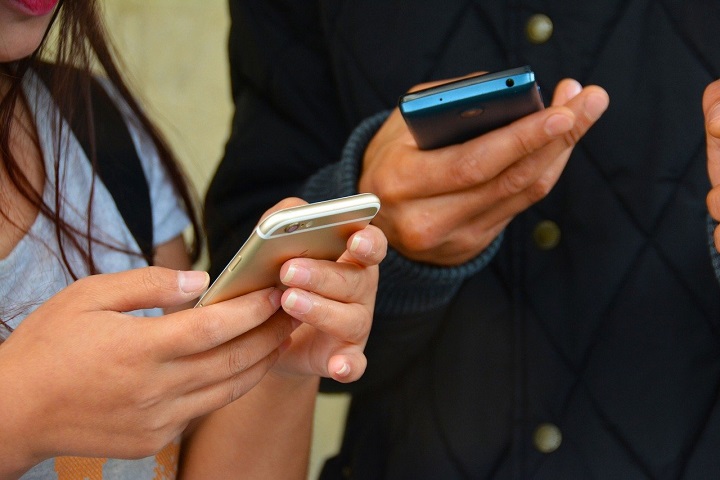 Для чего нужно выключать смартфон на ночь, рассказал специалист