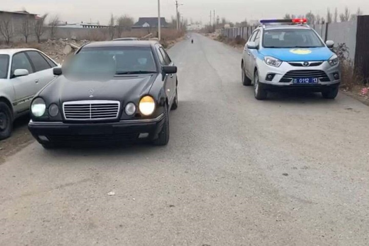 В Туркестане водитель Mercedes нарушил ПДД и выложил видео в соцсеть