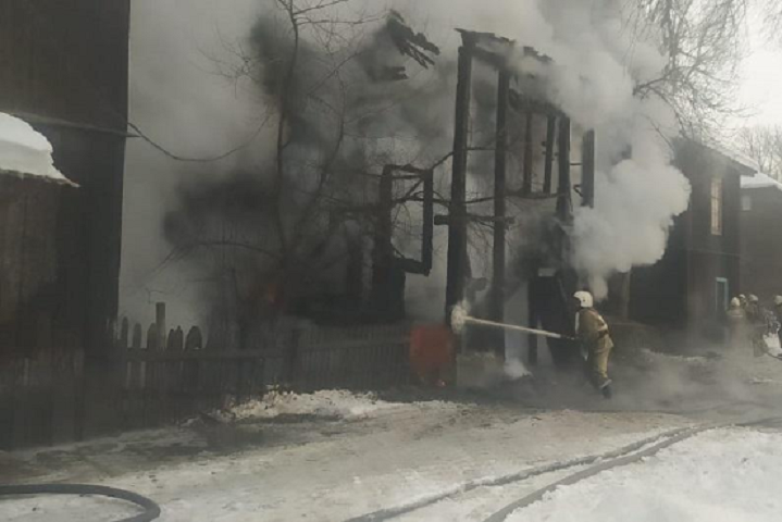 В Усть-Каменогорске во время пожара в многоквартирном доме погибли мать с ребенком