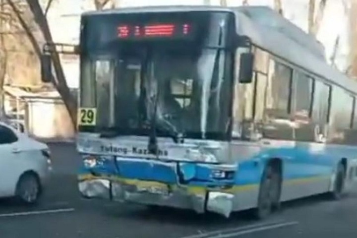 «Есть пострадавшие»: в Алматы автобус попал в жесткое ДТП