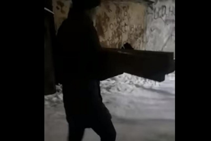 Алматинец разобрал скамейку в парке, чтобы затопить печь