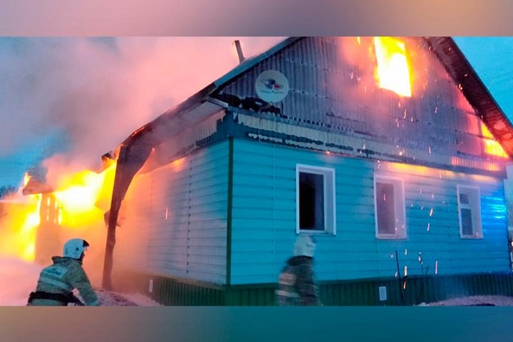 Двух женщин спасли при пожаре в частном доме в ВКО