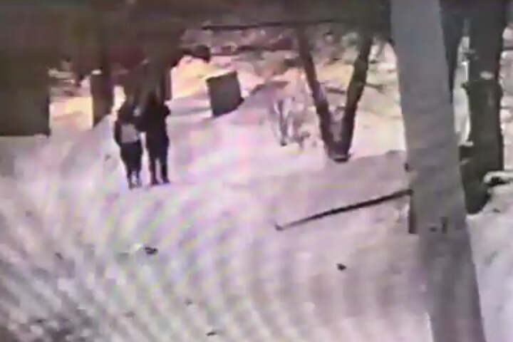 Дерзкое ограбление попало на видео в Павлодаре