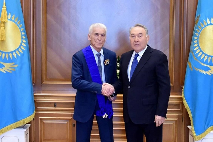 Нурсултан Назарбаев вручил орден бизнесмену Сарсенову