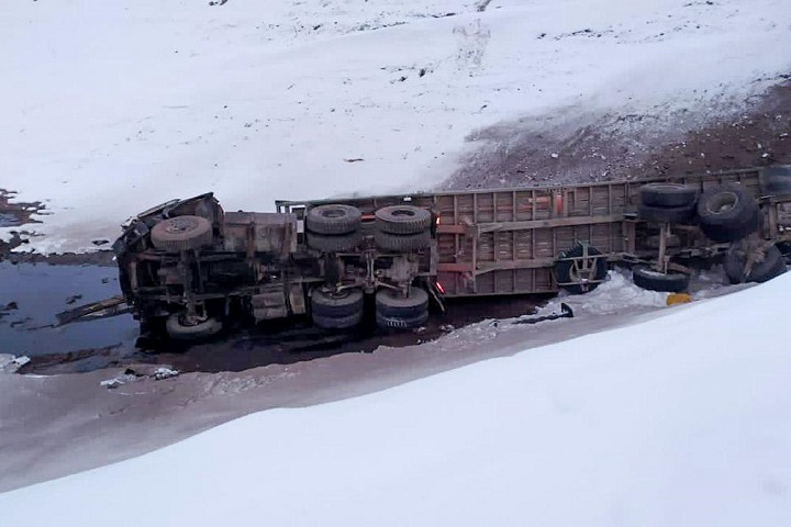 Под Карагандой из опрокинувшегося МАЗа вылилось 15 тонн серной кислоты