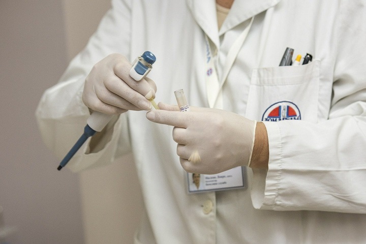Врачам предлагают деньги за вакцинацию пациентов: опровергнут еще один фейк