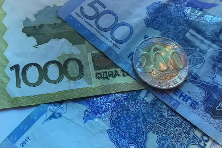 Утренние торги на KASE: тенге немного подорожал