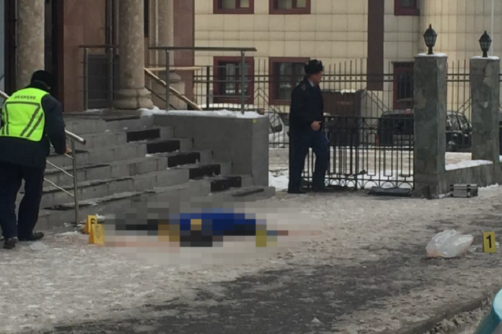 На женщину упала сосулька: председатель КСК не признает вину