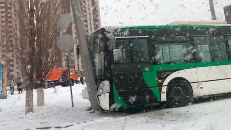В Нур-Султане автобус с пассажирами попал в ДТП