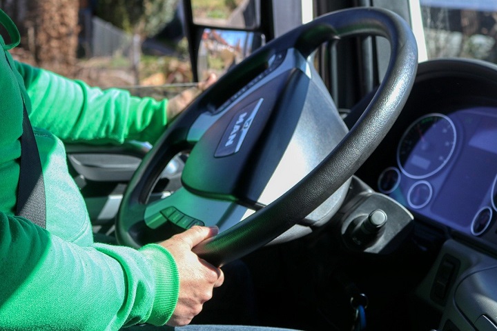 «Жалуются на отсутствие зарплаты». Водители автобусов не вышли на работу в Семее