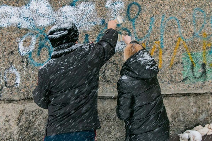 В Алматы 300 наркограффити закрасили полицейские и волонтеры
