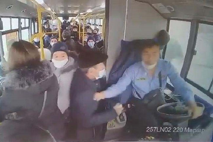 «Избили водителя автобуса». В Алматинской области задержаны двое мужчин