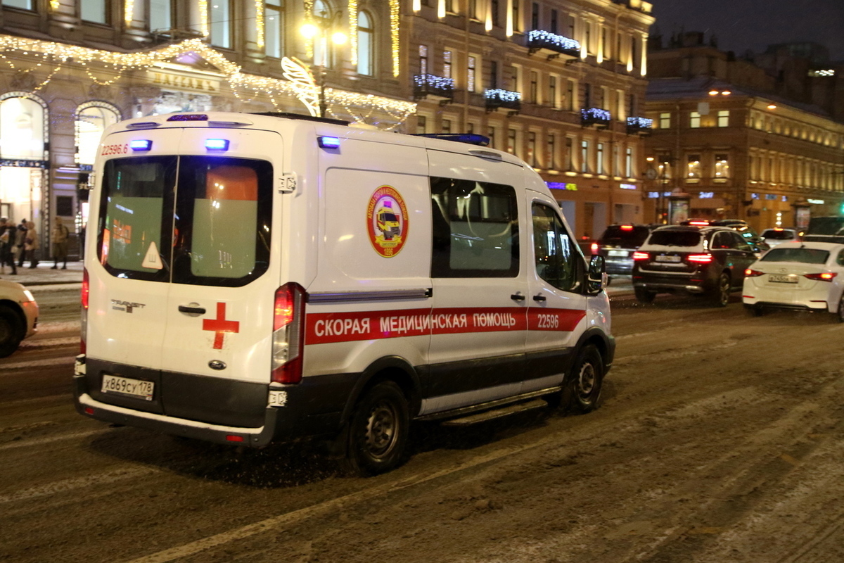 В Петербурге замерзающего на улице младенца нашли рядом со спящей пьяной матерью — Financial Times