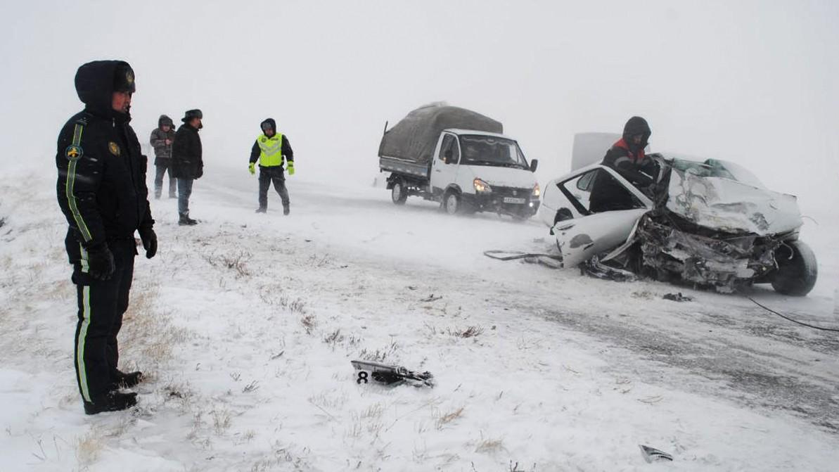 В Казахстане из-за бурана закрыты 127 участков автодорог