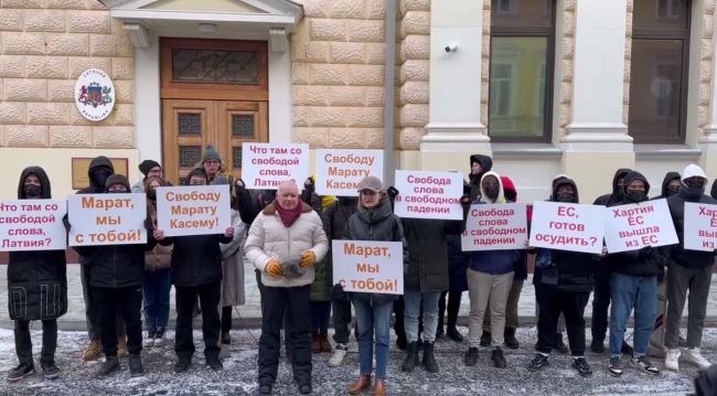 Киселёв пикетирует посольство Латвии в Москве, требуя освободить журналиста Sputnik — Financial Times