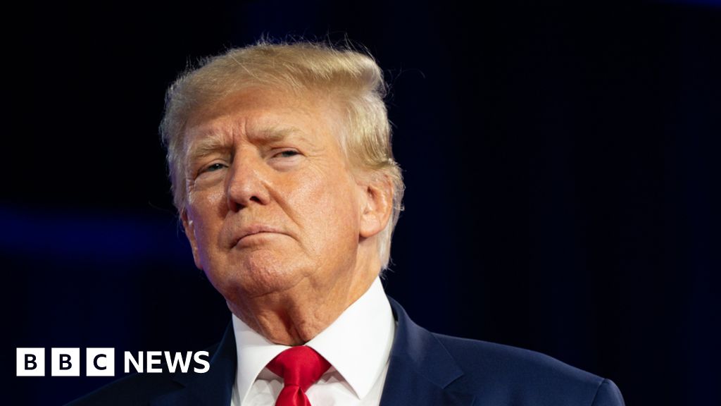 Дональду Трампу разрешат вернуться в Facebook и Instagram