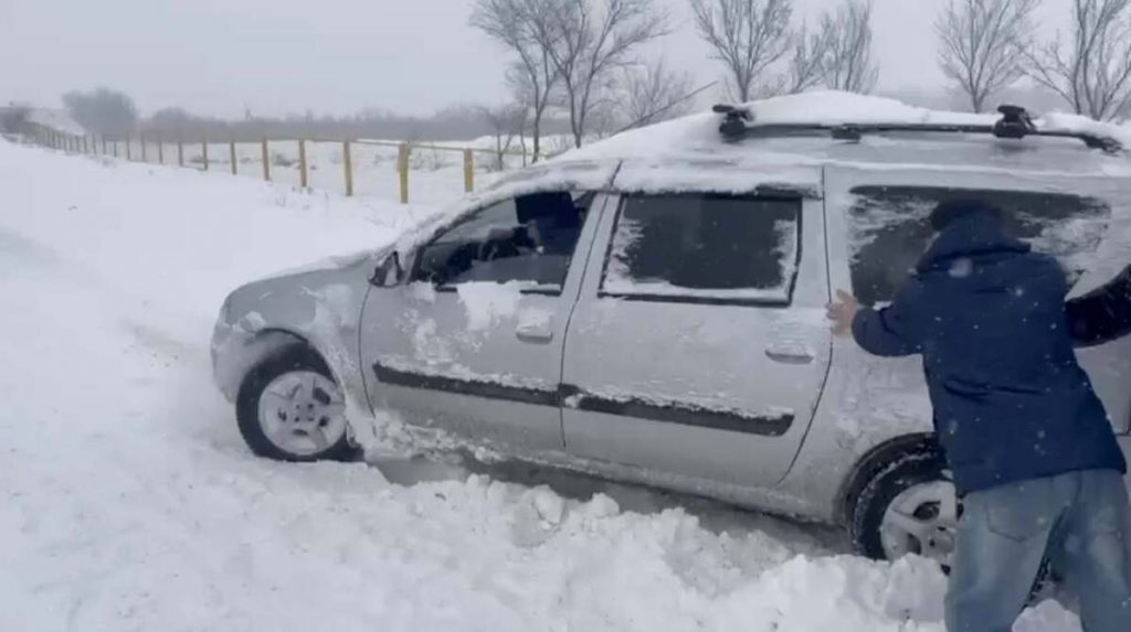 Более 80 автолюбителям помогли во время бурана туркестанские полицейские
